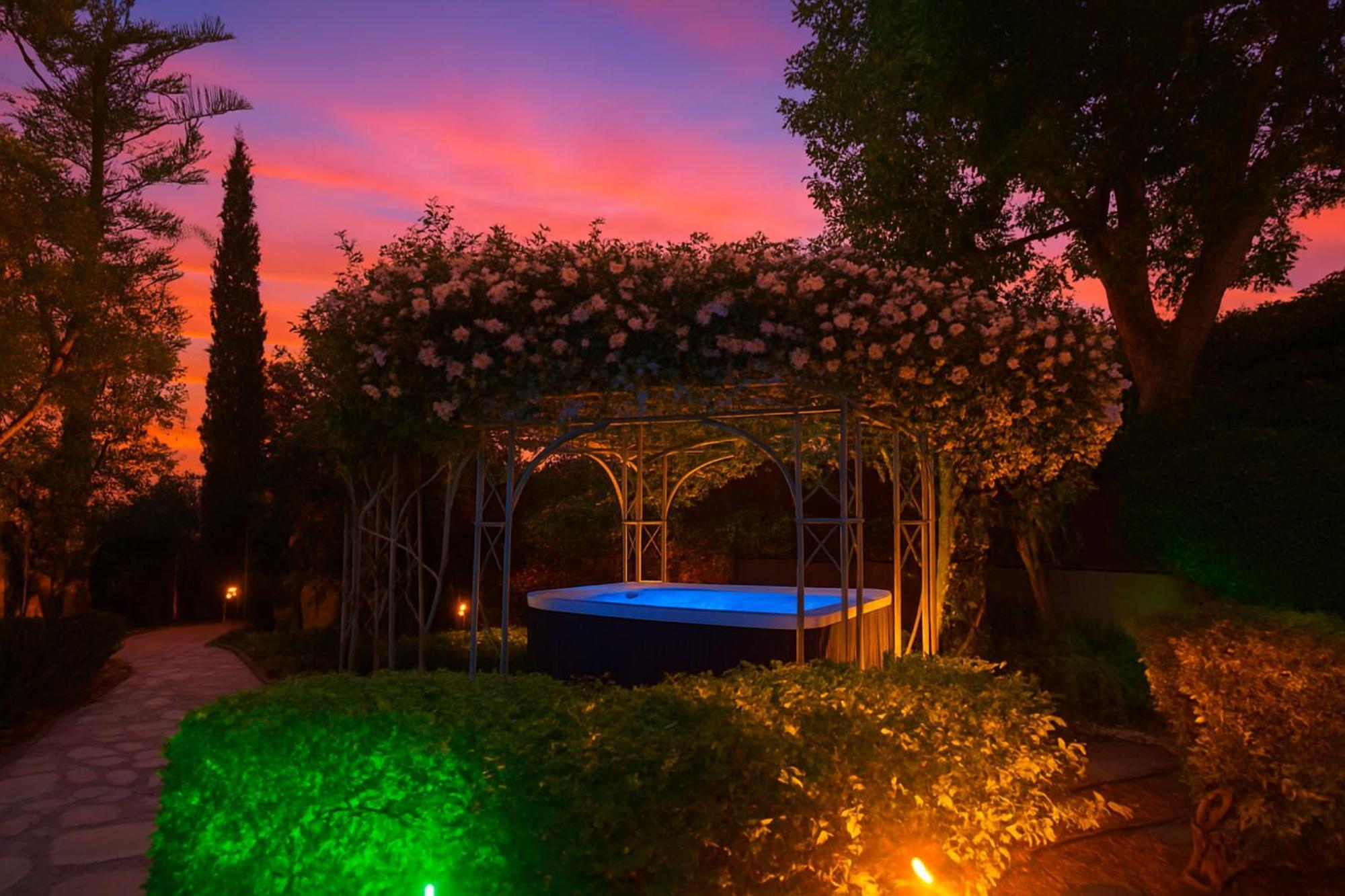Small Paradise With Private Pool, Jacuzzi And Complete Privacy Villa